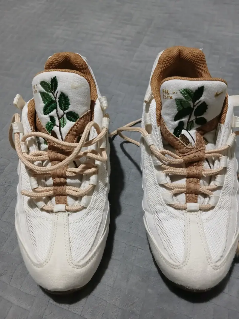 Zapatillas deportivas blancas con diseño de hojas - 1