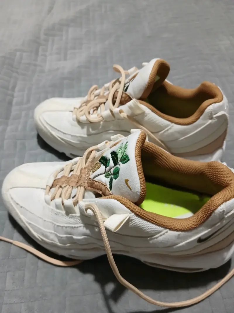 Zapatillas deportivas blancas con diseño de hojas - 2