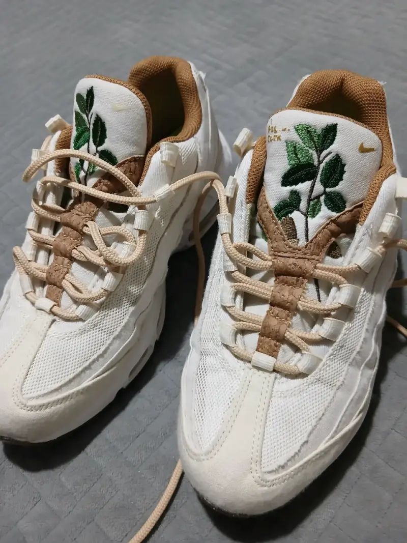 Zapatillas deportivas blancas con diseño de hojas - 3