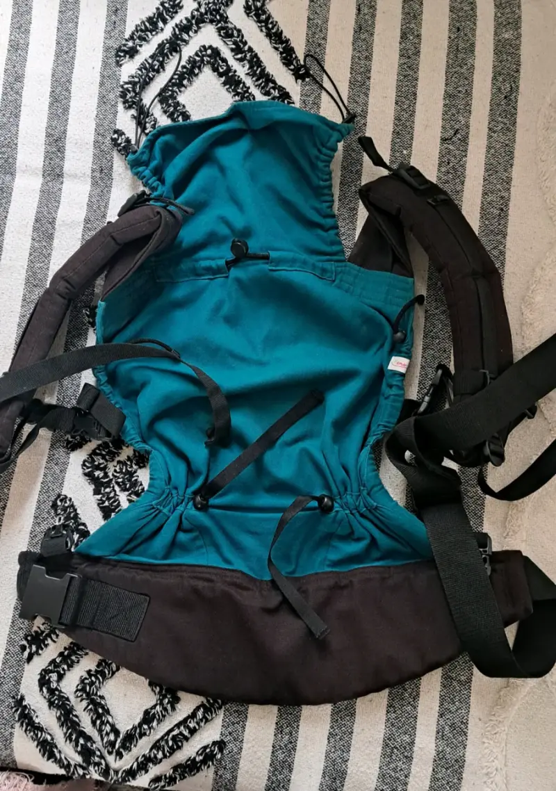 Mochila portabebés ergonómica azul y negra - 1