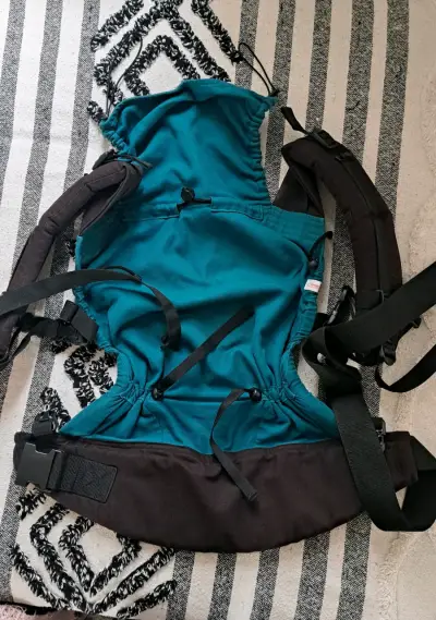 Mochila portabebés ergonómica azul y negra - miniatura 1