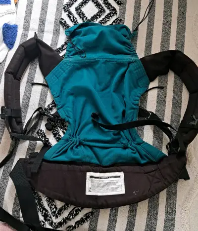 Mochila portabebés ergonómica azul y negra - miniatura 2