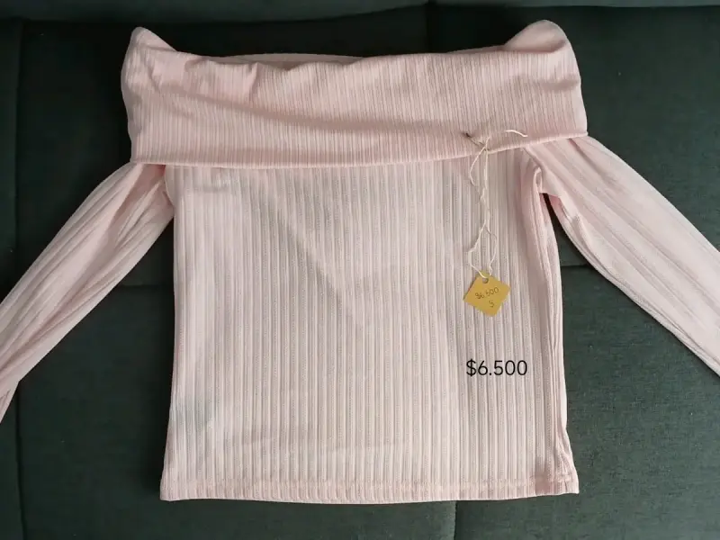 Polera sin hombros rosa