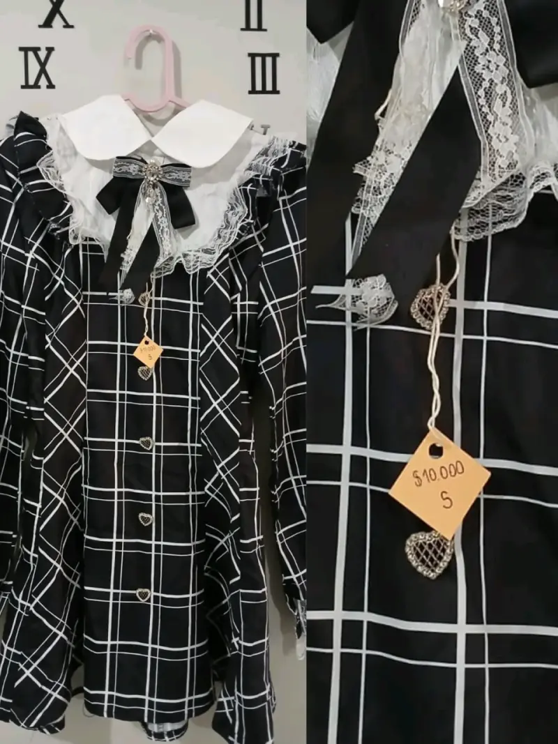 Vestido negro con encaje y diseño a cuadros