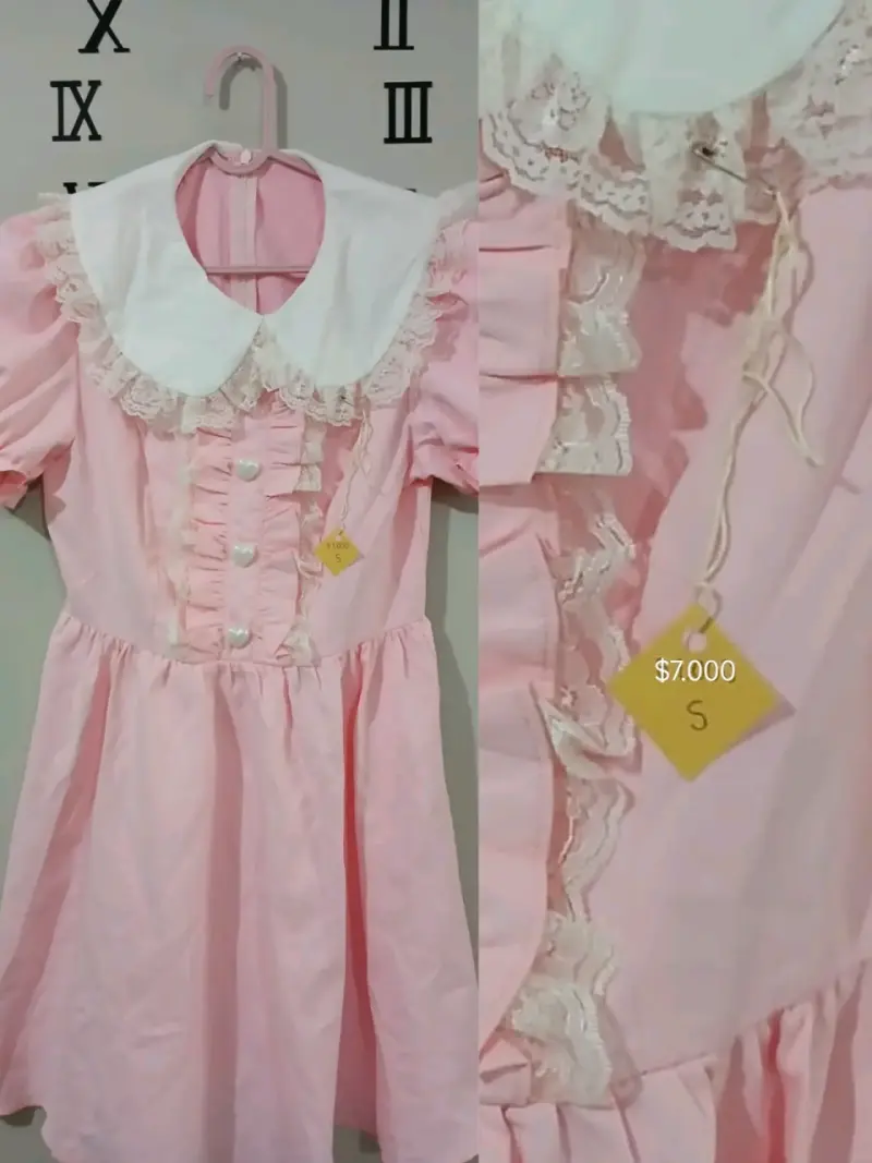 Vestido rosa con encaje y cuello blanco