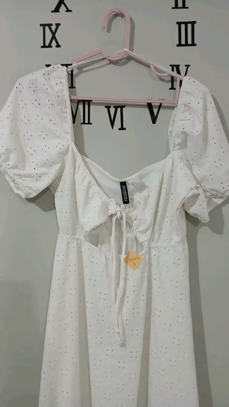 Vestido blanco con diseño bordado