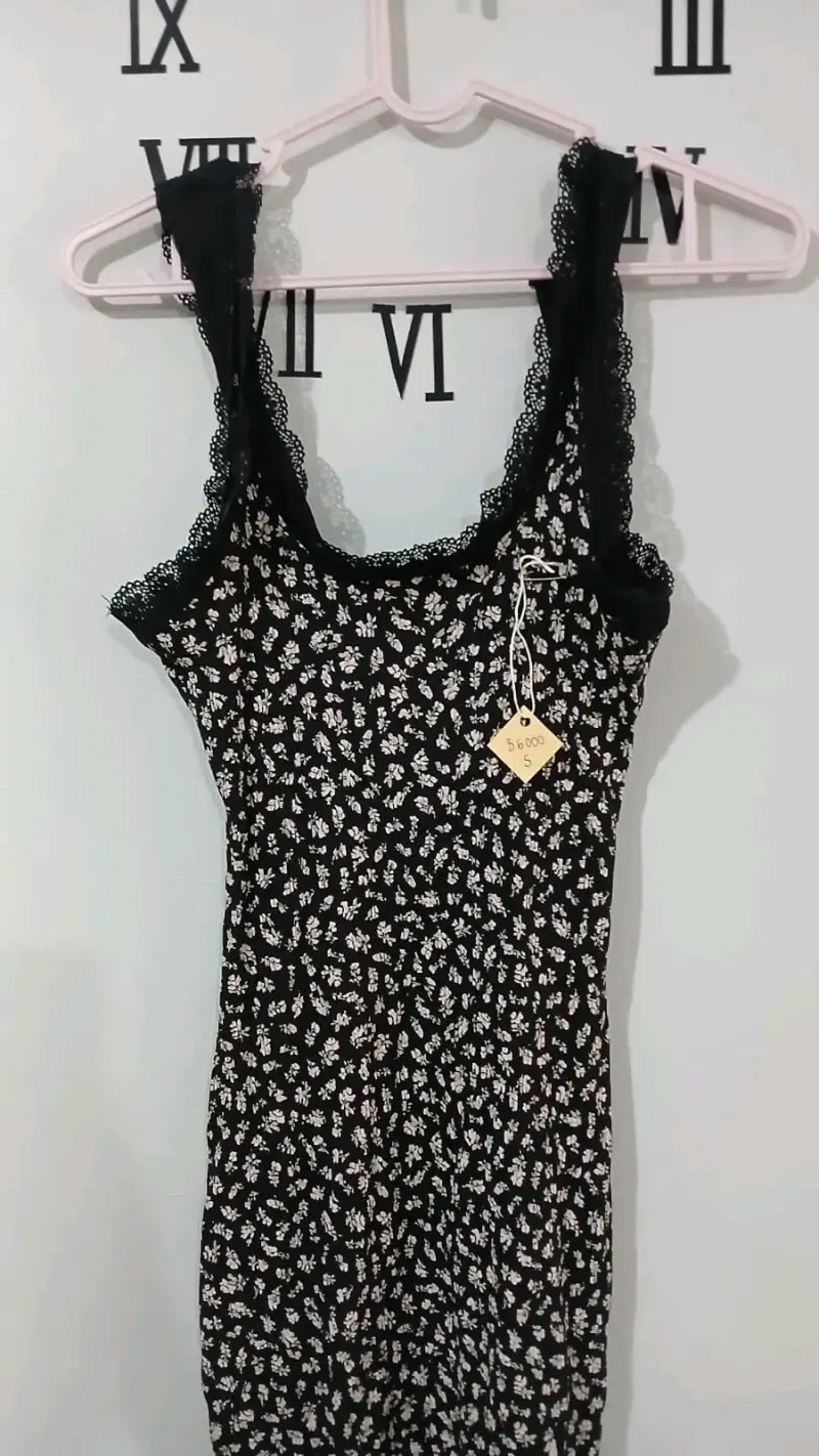 Vestido negro con encaje floral