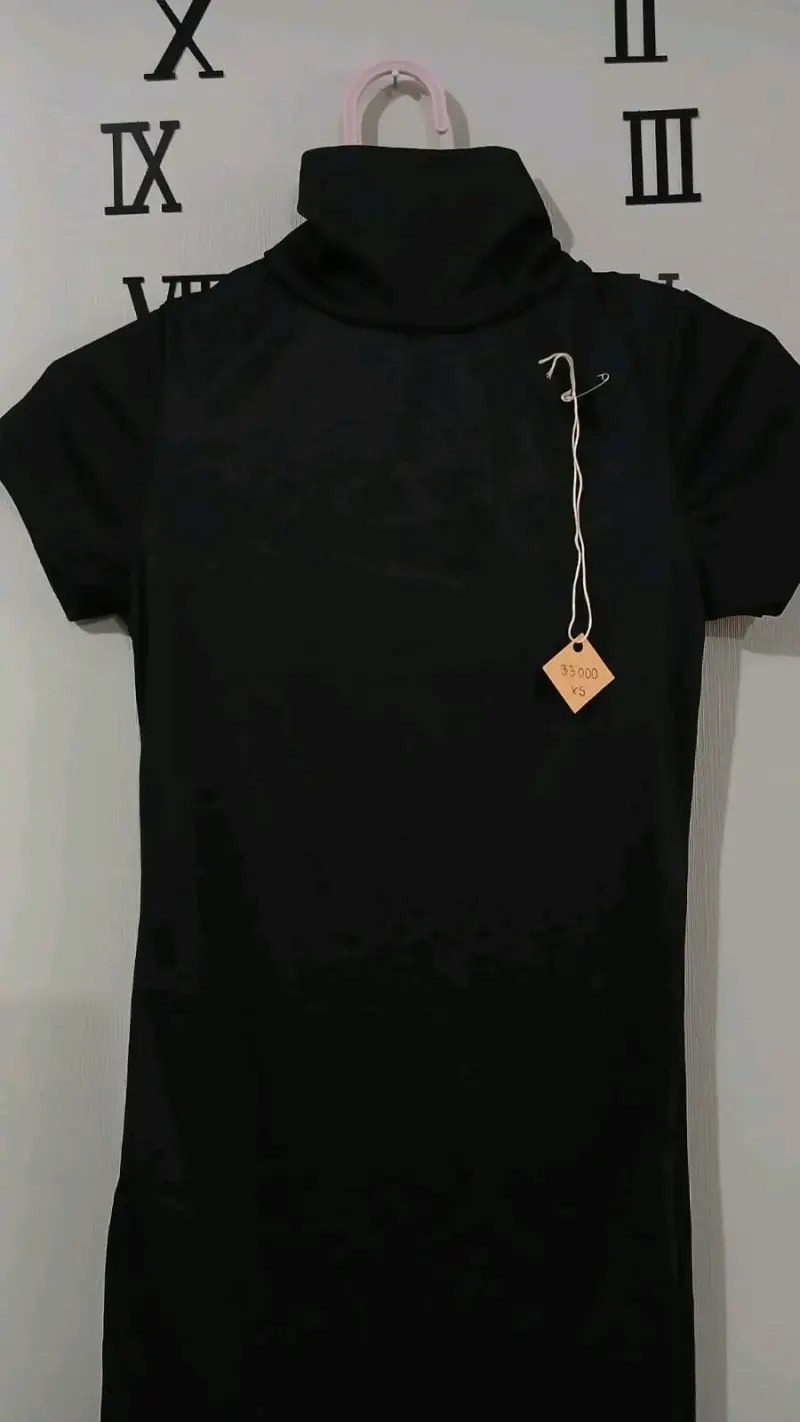Vestido negro de cuello alto para mujer