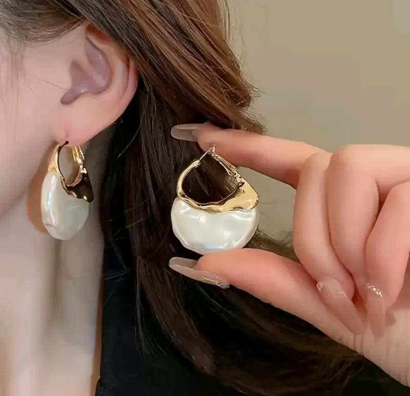 Aros colgantes dorados con perla