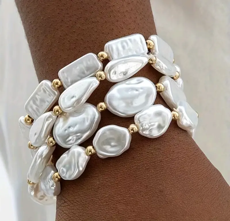 Pulsera de perlas barrocas y cuentas doradas