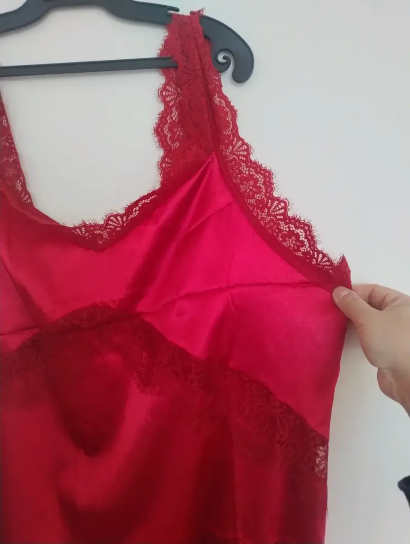 Camisón de satén rojo con encaje - 1