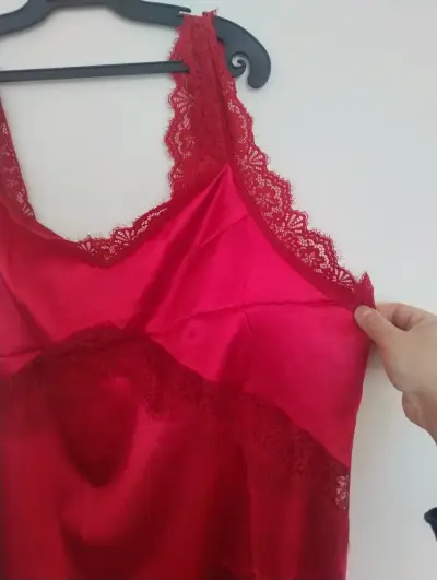 Camisón de satén rojo con encaje - miniatura 1