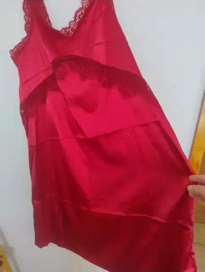 Camisón de satén rojo con encaje - miniatura 2