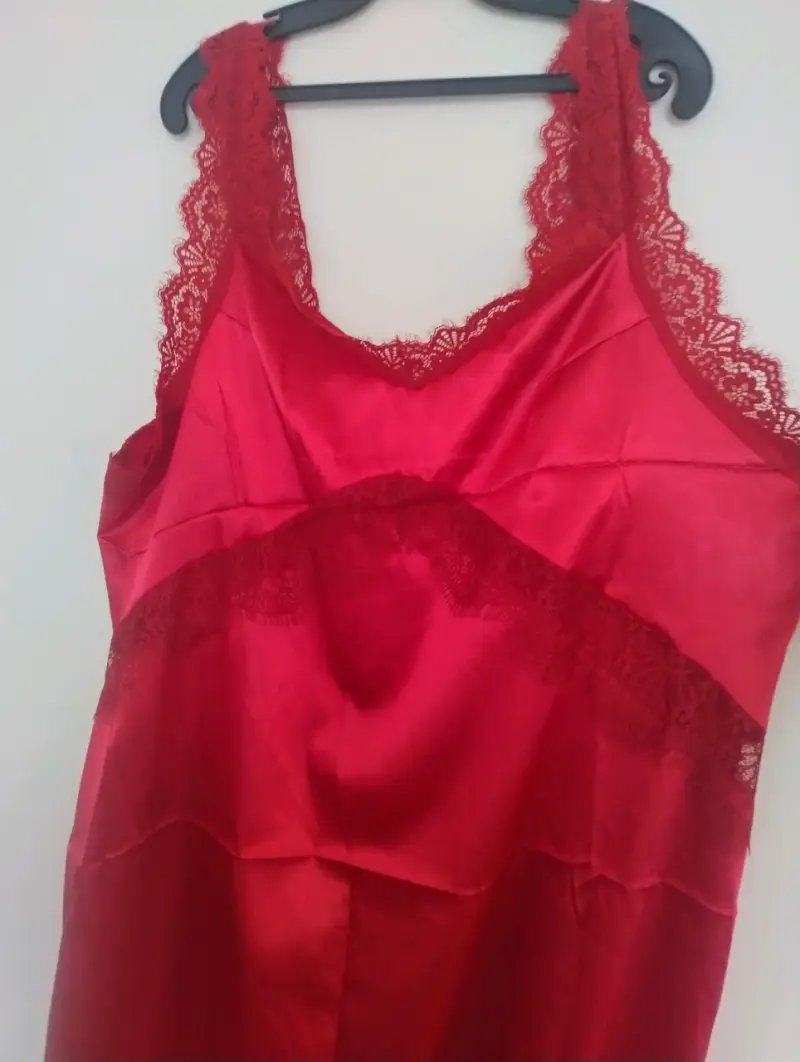 Camisón de satén rojo con encaje - 5