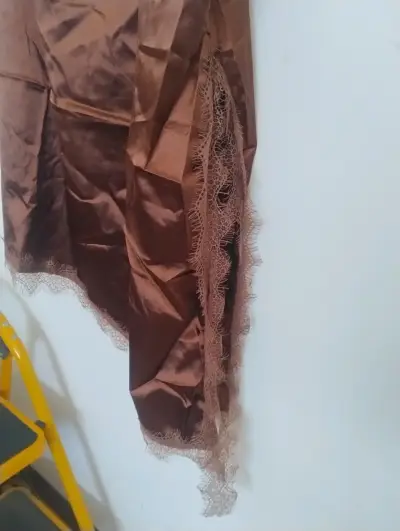 Camisón de satén marrón con encaje 3 XL - miniatura 4