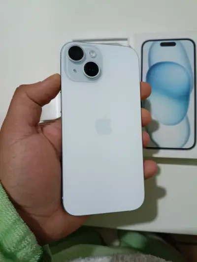 iPhone 15 con accesorios impecable - miniatura 2
