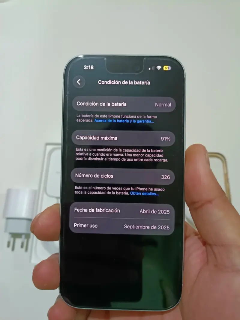 iPhone 15 con accesorios impecable - 3