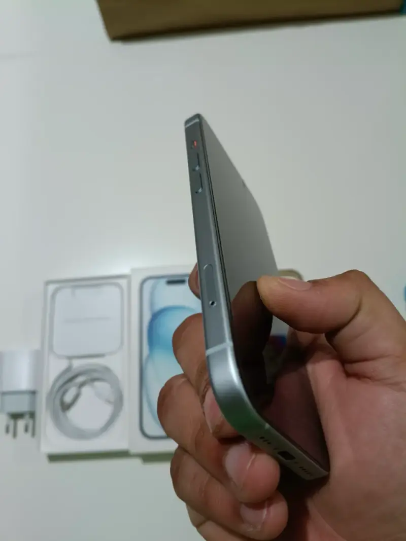 iPhone 15 con accesorios impecable - 4
