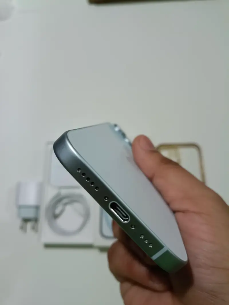 iPhone 15 con accesorios impecable - 5