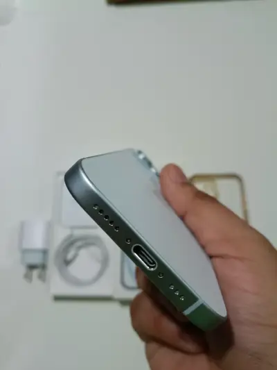 iPhone 15 con accesorios impecable - miniatura 5