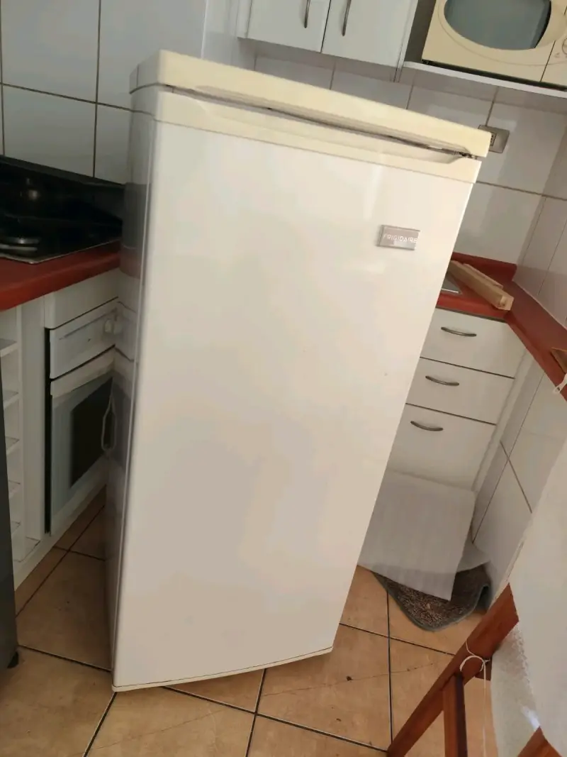 Refrigerador Frigidaire vertical blanco en buen estado - 1
