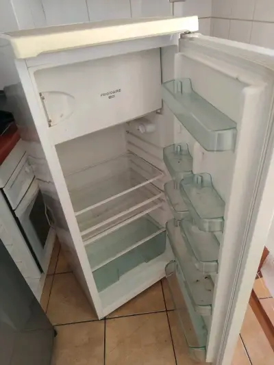 Refrigerador Frigidaire vertical blanco en buen estado - miniatura 2