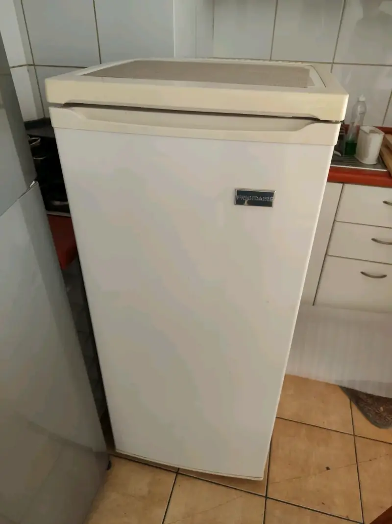 Refrigerador Frigidaire vertical blanco en buen estado - 3