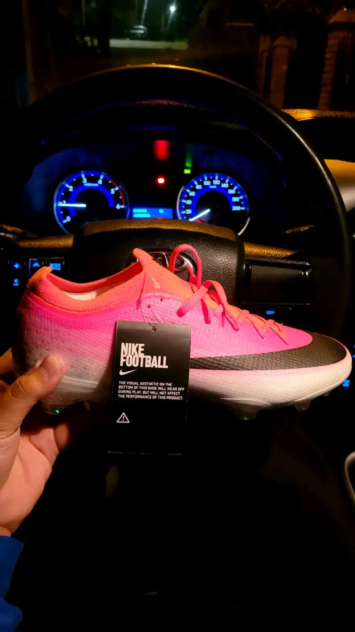 Botines de fútbol rosa para césped - 1