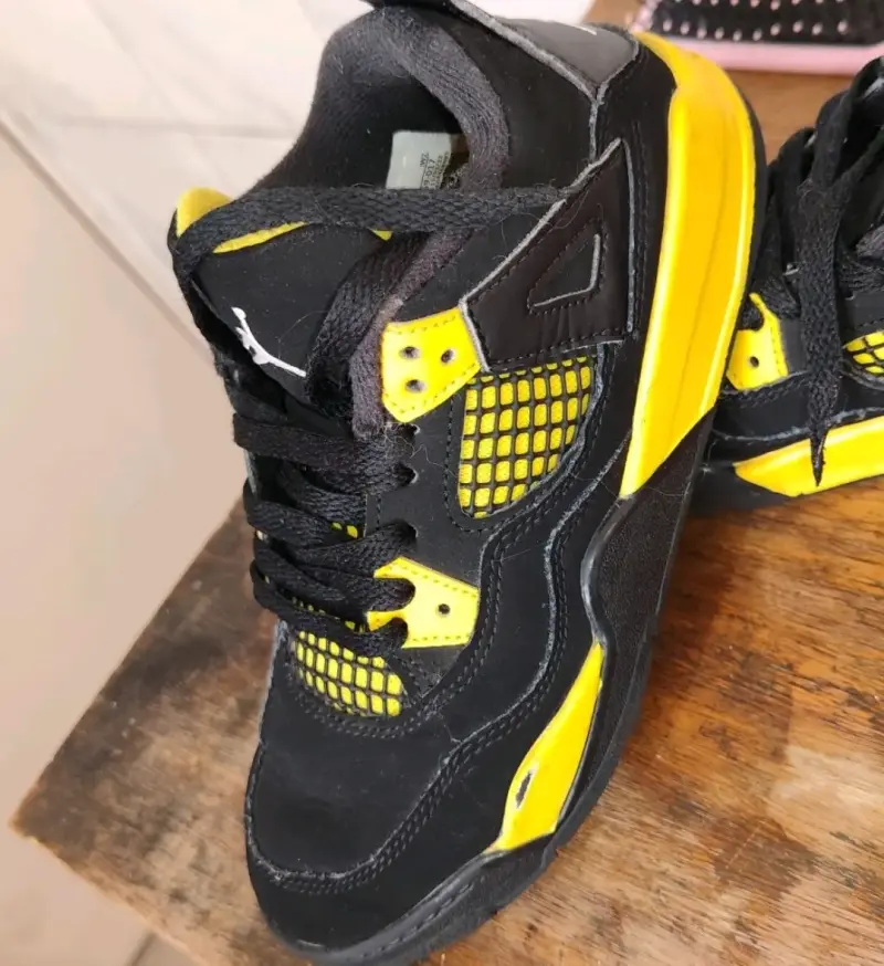 Zapatillas deportivas negras y amarillas para hombre - 1