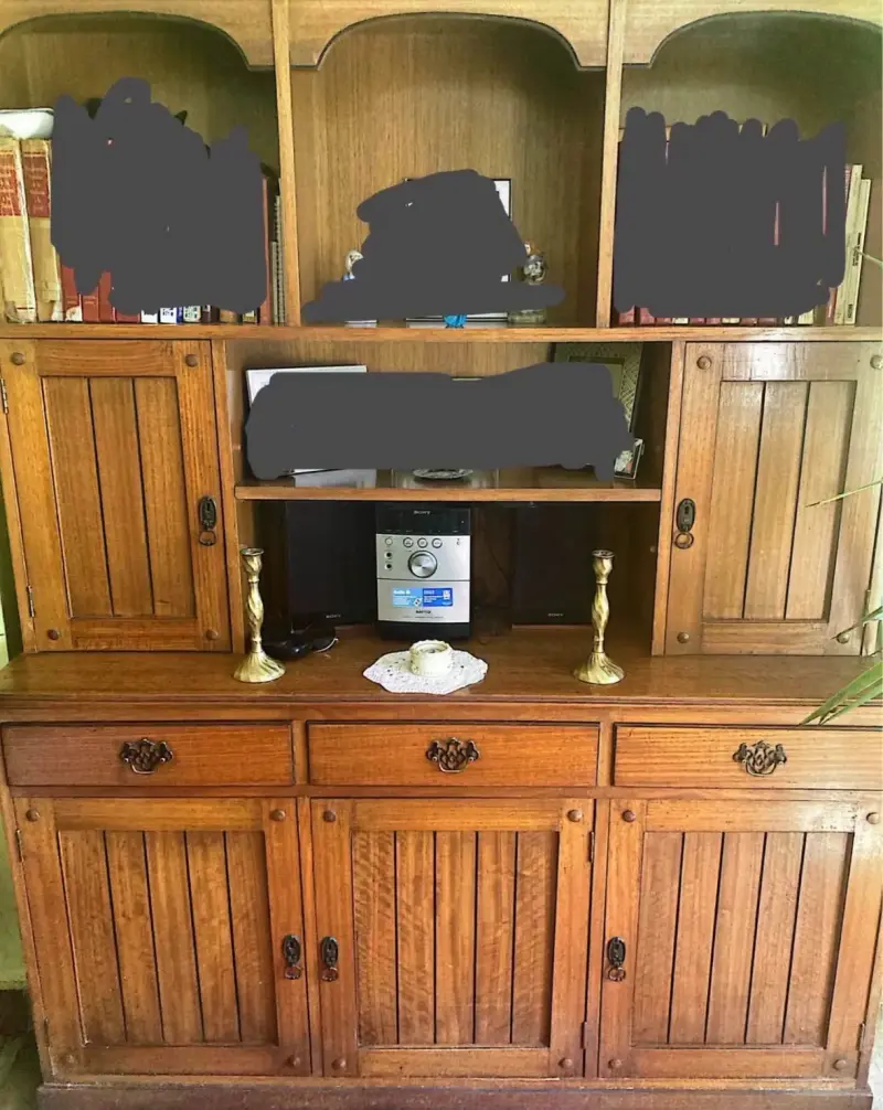 Mueble de madera con estantes y cajones - 1