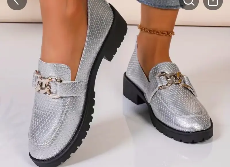 Mocasines plateados con textura y cadena decorativa - 1