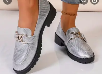 Mocasines plateados con textura y cadena decorativa - miniatura 1