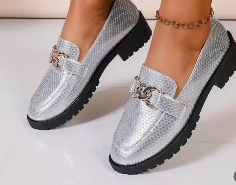 Mocasines plateados con textura y cadena decorativa - 4