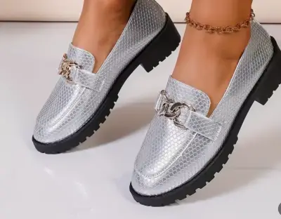 Mocasines plateados con textura y cadena decorativa - miniatura 4