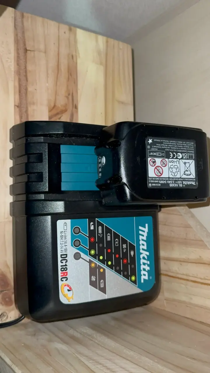 Cargador de Batería Makita 18V con Batería Incluida - 1