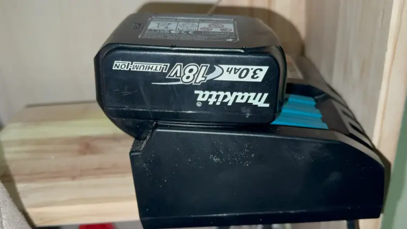Cargador de Batería Makita 18V con Batería Incluida - 2