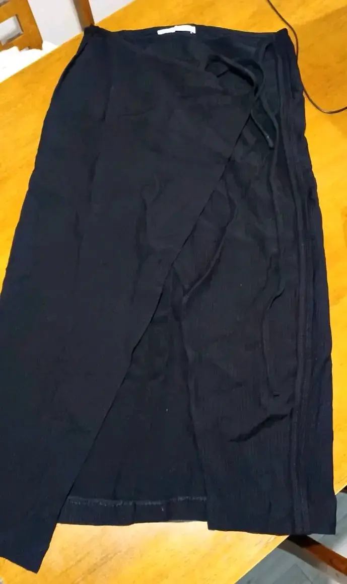 Falda larga negra Zara con diseño cruzado - 1