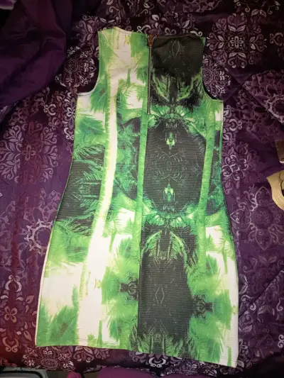 Vestido ajustado verde con estampado abstracto - miniatura 1