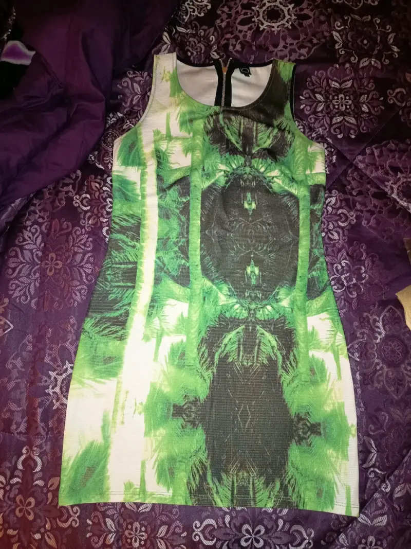 Vestido ajustado verde con estampado abstracto - 2