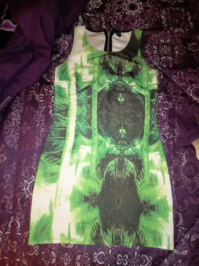 Vestido ajustado verde con estampado abstracto - miniatura 2