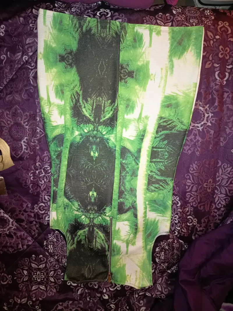 Vestido ajustado verde con estampado abstracto - 3