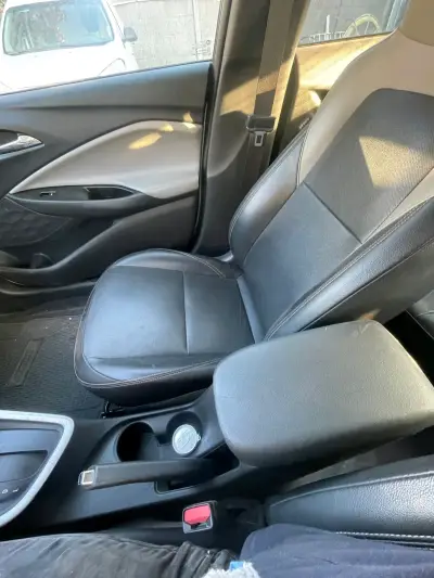 Chevrolet sedán gris en buen estado - miniatura 3