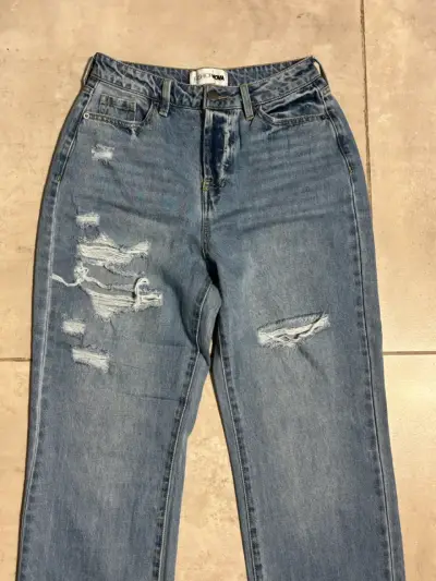 Jeans de mezclilla rasgados Fashion Nova - miniatura 1
