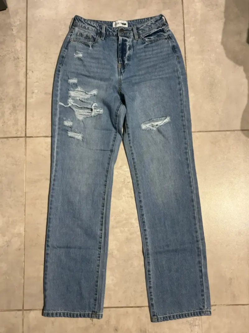 Jeans de mezclilla rasgados Fashion Nova - 2