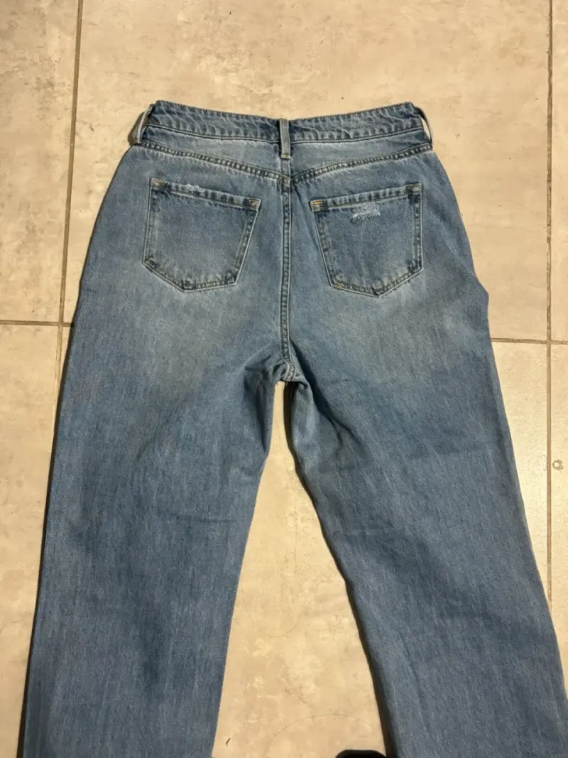 Jeans de mezclilla rasgados Fashion Nova - 3