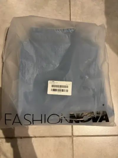 Jeans de mezclilla rasgados Fashion Nova - miniatura 6