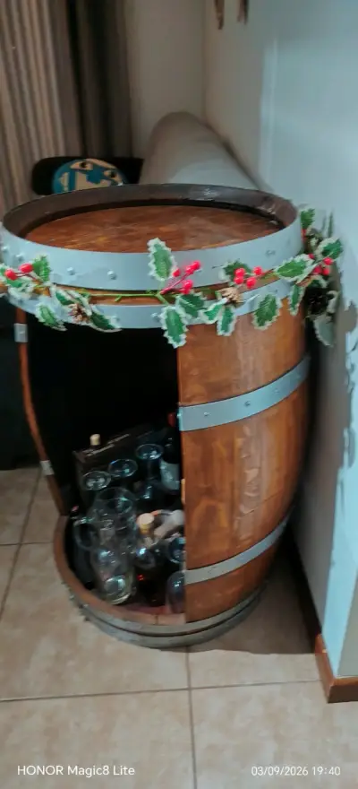 Barril de madera decorativo con compartimento - miniatura 1