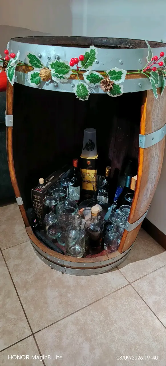 Barril de madera decorativo con compartimento - 2