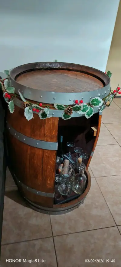 Barril de madera decorativo con compartimento - miniatura 3