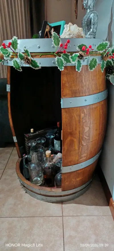 Barril de madera decorativo con compartimento - miniatura 4